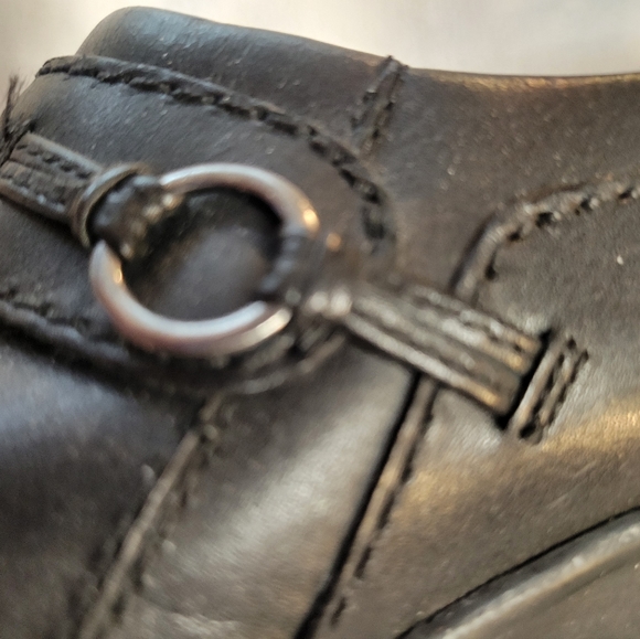 Clarks Ankle Boots with a Low Heel - Picture 4 of 8